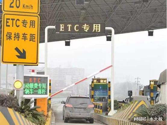 跑高速時(shí)的人工與ETC通道 為何人工通道擁擠，而ETC通道卻無人問津？